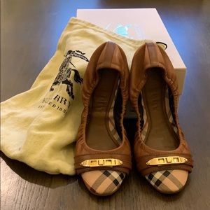 SOLD!!!!! 🛑 ✋ Burberry Flats